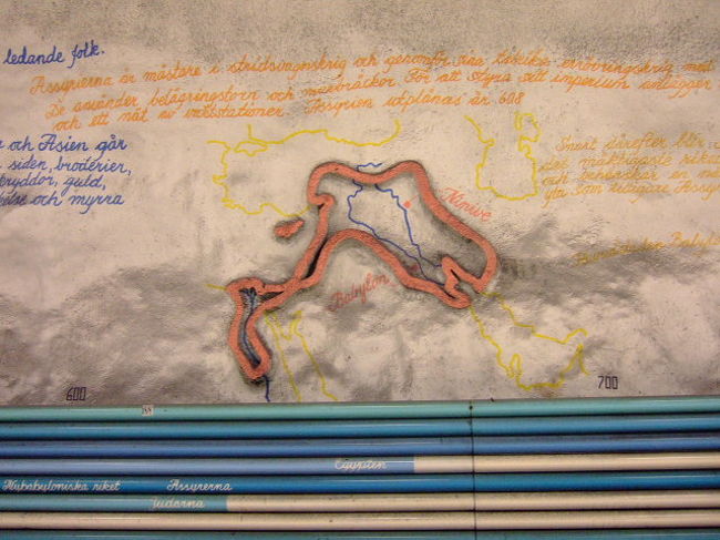 Nineve、Babylonということはアッシリア！そうです、なんと壁一面に世界の歴史が描かれている＝駅全体が世界史博物館になってるんです！すごい！