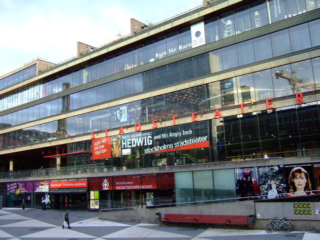 ようやく中央駅に戻ってきました。ずーっと地下にいたので感覚が狂っていて、もう９時過ぎたしてっきり暗くなりかけてたと思ったら、まだこんなに明るくてびっくり。