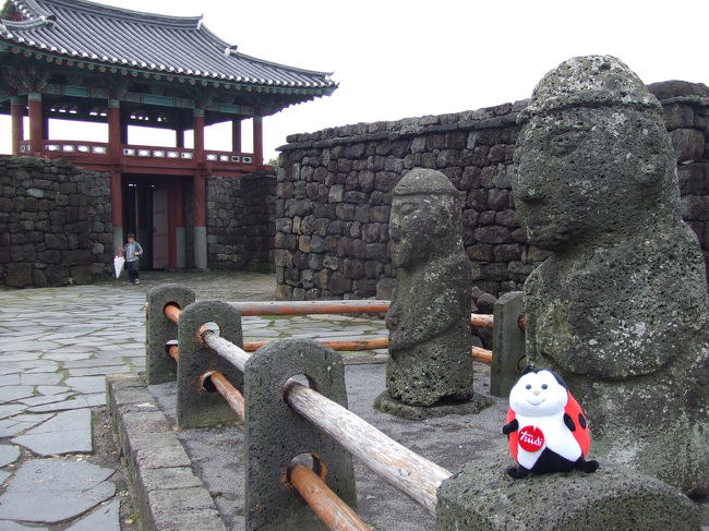 民族村の入口。<br />ここのトルハルバンはちょっと顔が怖い。。