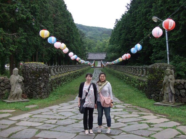 観音寺の参道。<br />両側に、石仏がずらーーーっと並んでるトコロはちょっと圧巻！