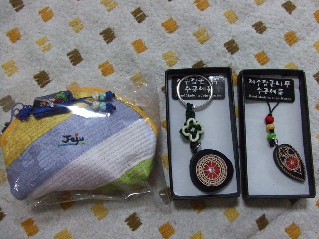 おみやげその?<br />お母さんにポーチとキーホルダーのお土産。<br />キーホルダーは、柿ノ木で作ってあるそうです。