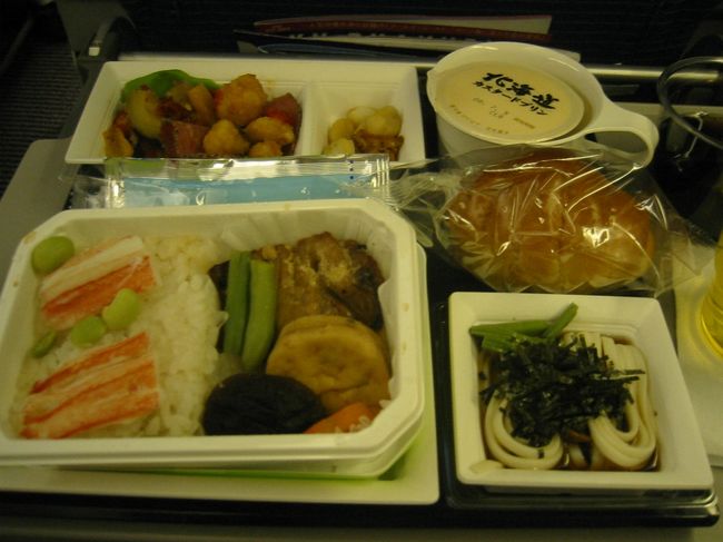 ＡＮＡエコの機内食です。結構美味しかったです。ＨＰから直接予約したので前のほうの席でした。