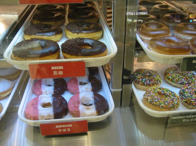 同じく空港のクリスピークリームドーナツ。珍しい柄のドナツを見つけました。