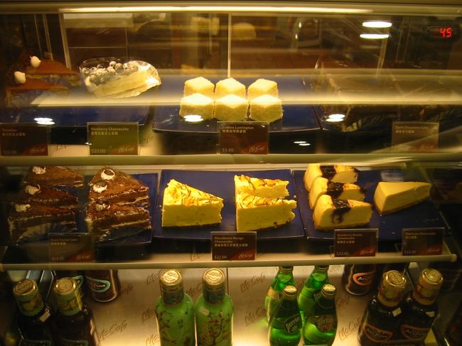 ホテルに着いたのが夜だったので近くの24Hマックに行きました。マックカフェのメニューです。美味しそうなケーキ達。