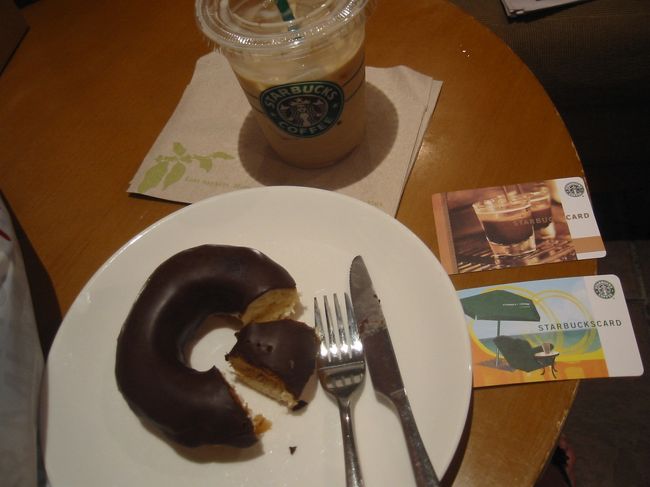 こちらは香港のスタバ。<br />ドーナツHKD13？<br />アイスカフェラテトールサイズはHKD28だったかな？<br />ちなみに香港ではショートサイズは存在しません。