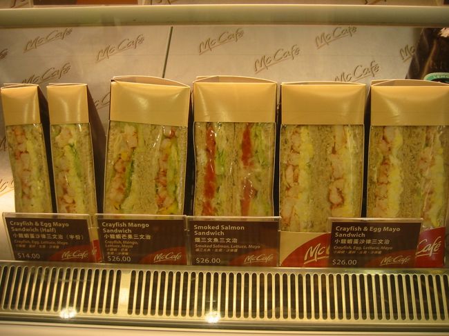 マックカフェではサンドイッチも種類が充実。<br />具もいっぱい入ってて美味しいです。