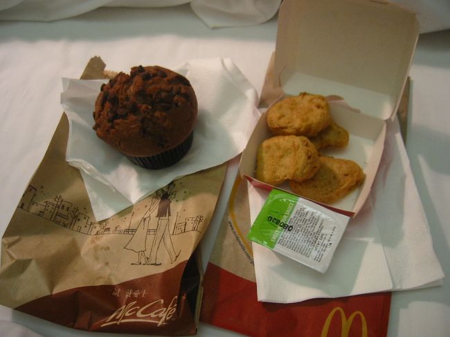 これは夜食にマックで買ってきました。<br />ダブルチョコマフィンHKD12とマックナゲット4個でHKD8。ソースがスイートサワーソースなのですが、これが美味しくて香港行くと必ずナゲット食べています。