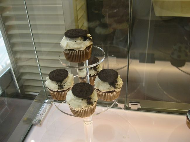 elementのデコレーションされたカップケーキ屋さんのメニューの一部。美味しそうですね。