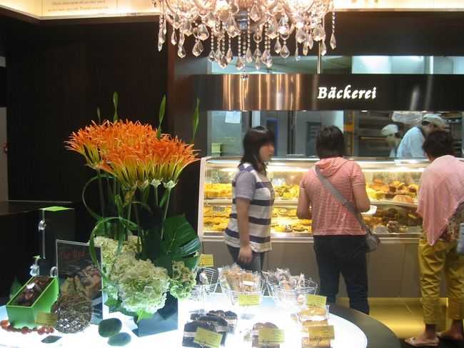 elementの中にあるパン屋さん。<br />写真に写っているのは私ではありません。<br />パン屋なのにインテリアがとってもステキ。