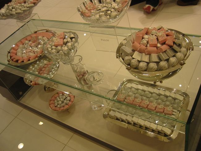 elementの中にある、多分まだ日本未上陸？のイタリアのショコラティエ。とってもステキなインテリアで宝石のようなチョコでした。