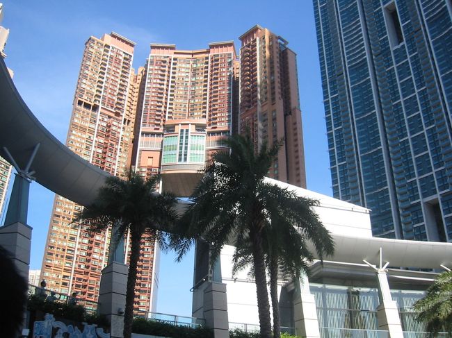 elementの屋上のレストランがある中庭からは高層マンションが近くに見え、夜の景色は最高です。この近辺のマンションは東京の都心と一緒で数億円だそうです。勿論最上階は数十億円。