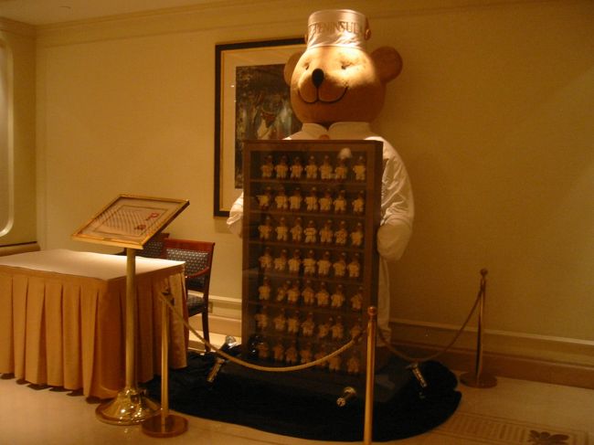 ペニンシュラでは大きなマスコットの熊さんが小さな熊がいっぱい入ったケースを持っていました。チャリティ関連のオブジェでした。