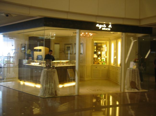 香港では以前からアニエスベーがとても人気なのですが、こちらアニエスのチョコなどのギフトショップ。