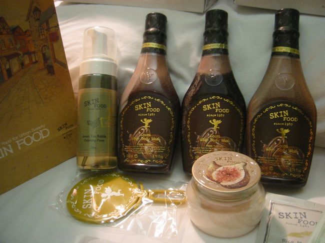 韓国ブランドのskin foodでお買い物しました。チョコのボディソープとイチヂクのボディクリーム。HKD500以上買うとVIPカードを貰え、次回何か買うとHKD300のクーポンが貰えるというキャンペーン中でした。今回VIPになったのでハンドミラーと一番左に写っているグリーンティの洗顔フォームを貰えました。