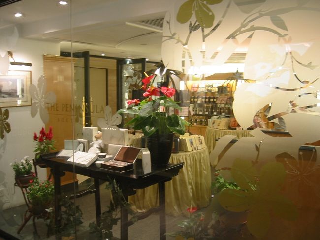 こちらはペニンシュラの地下のギフトショップ。必ず日本人が買い物に来ています。