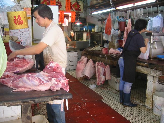 店頭で肉を切っていました。<br />辺り一帯は血生臭いのですが、普通の光景のようです。。