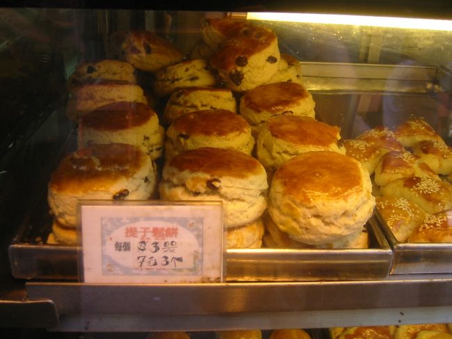 下町を歩いているとエッグタルトや焼き菓子を店頭で売っているお店がいっぱいあります。これはレーズンスコーン。とても美味しそうですが、3個HKD7ととっても安い！下町は良いですねー。