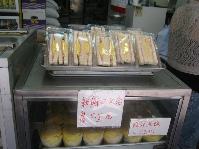 サンドイッチもわりあいよく売られています。