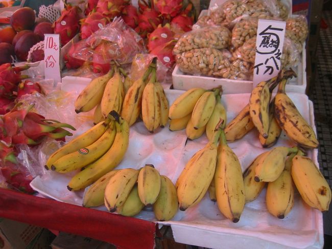 日本では見かけない丸いバナナがありました。