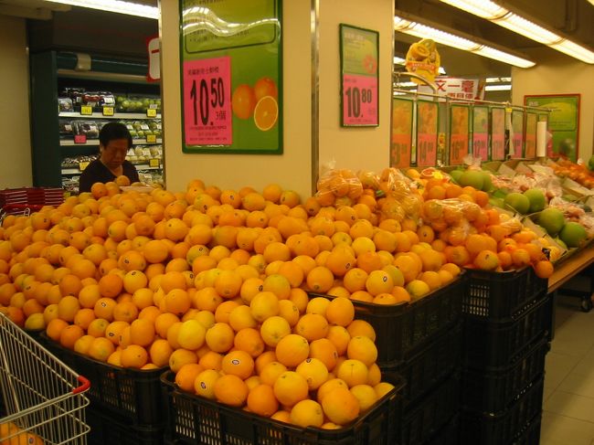 オレンジはかなりポピュラーなのか、そのスーパーでもメインみたいにいっぱい売られています。