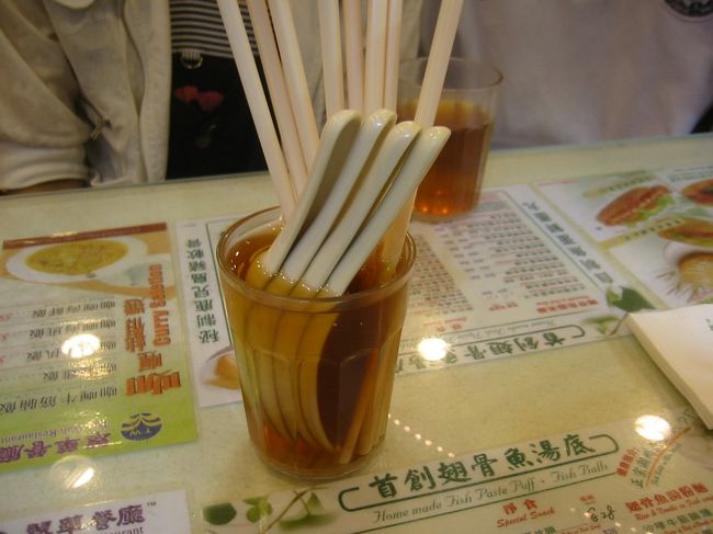 あまり衛生的でないと思われるレストランだと、現地人はこんな風にしてお通しで出されたお茶に入れて洗うそうです。普通のことだそうです。