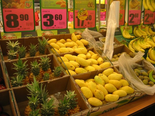 日本では高いマンゴーも普通の果物同様安く買えます。