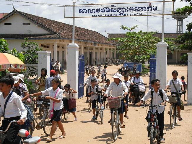 チェンラGHの向かいの小学校<br />カンボジアの小学生は制服を着てます