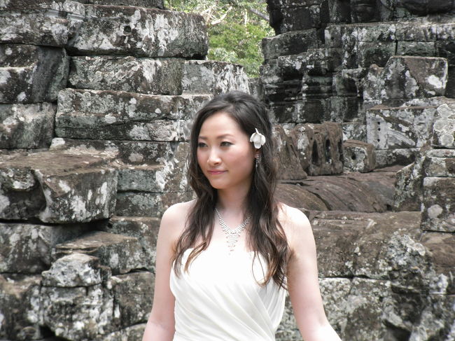 アンコールトム内で結婚式を挙げていました。<br />韓国人カップルの花嫁です。かなり美人