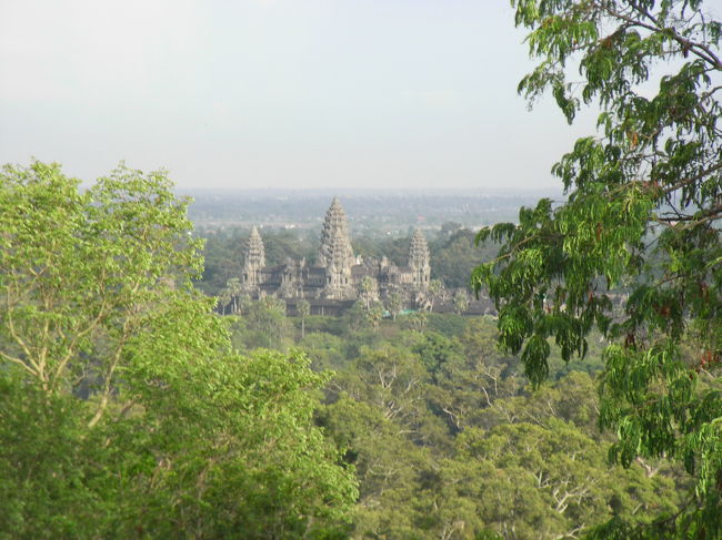 プノン・バケンからアンコールワットが見えました。