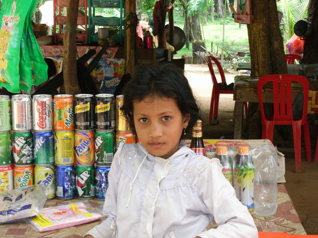 コーケー遺跡前の売店の女の子です
