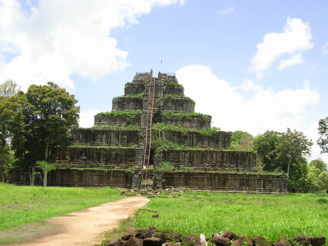 いきなり視界にピラミッドが表れます。密かに感動しました。シェムリアップからバイクで2時間掛かりました。でも来て良かったです。