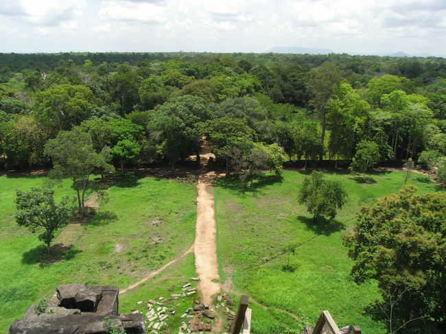 頂上からの眺めです。本当は登ったらダメみたいですね。まぁ、落ちたら死ぬでしょう。はしごが途中で腐って壊れていました。けど眺めは最高!!