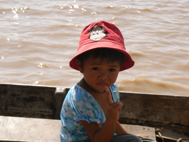 トンレサップ湖で子供を撮りました