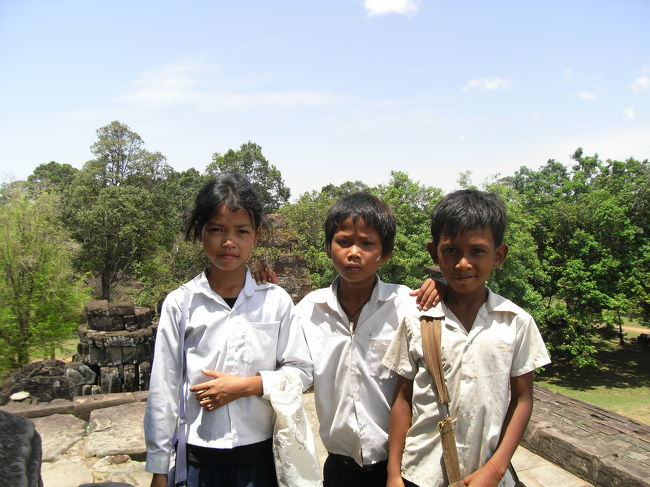 バゴン頂上で物売りの3人組を撮りました