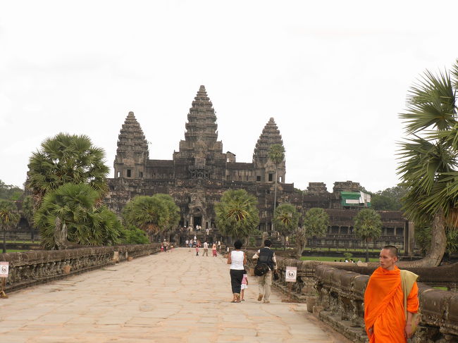 アンコールワット　　右端のお坊さんがいい感じです