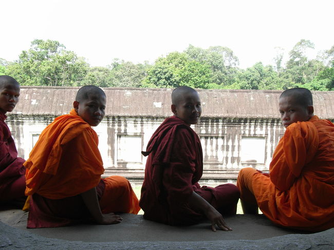 アンコールワット内でプノンペンから来たお坊さん学生を撮りました