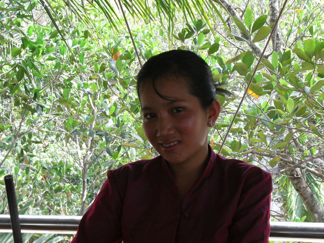 カンボジア・ティー・タイムでお菓子を焼いていた女の人を撮りました