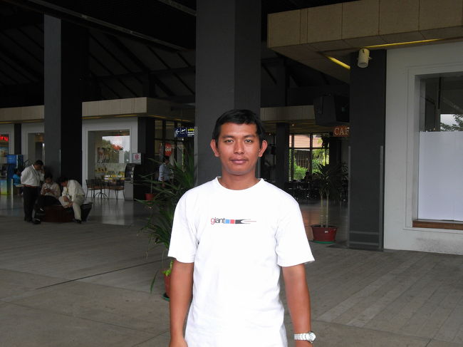 今回、いろいろ連れて行ってくれたチェンラGHのガイドさんです。日本語ペラペラで親切でした。またいつか会いたいです。