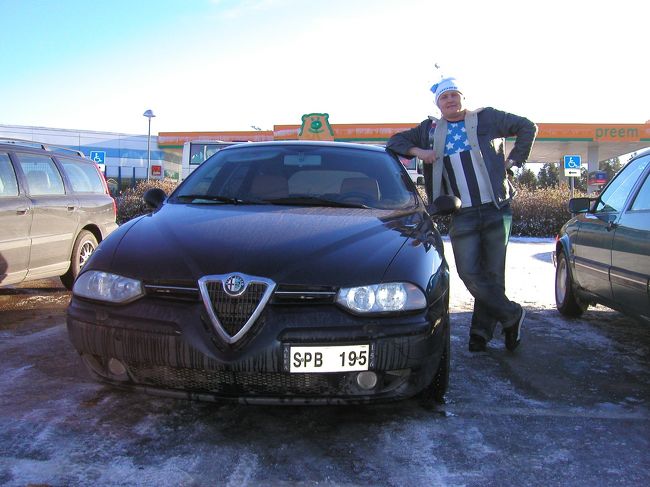 マーゲロイ島からストックホルムまで１０台の車をヒッチした。氷点下３９度とかだから親指を立てるとだいたい止まってくれる。写真の彼は、スウェーデンのリーバイスの社員。別れるとき同社のジージャンをもらう。