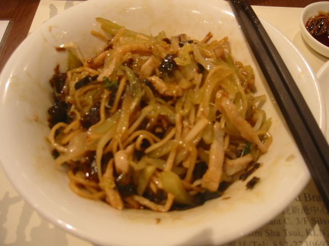 ディンタイフォンの豚肉とキャベツの焼きそばを混ぜるとこうなります。底に濃いタレがあったのです。