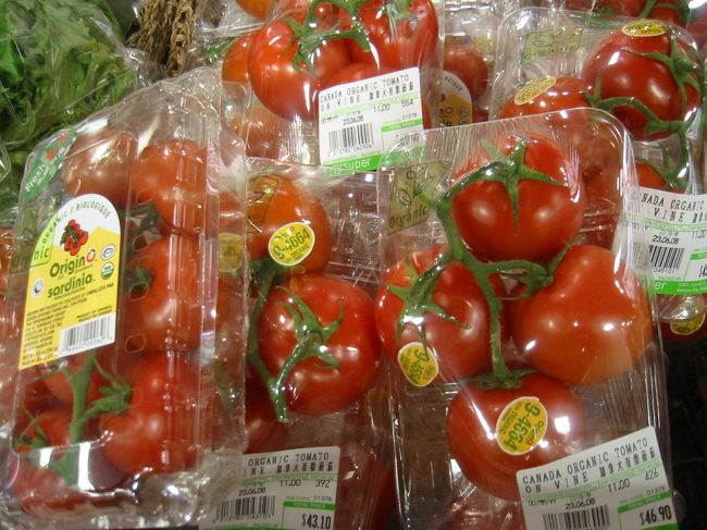 日本でいうと紀伊国屋のようなスーパーのシティスーパーにあったトマト。良く見て下さい。緑のヘタ部分が周りのトマトと繋がっているんです！