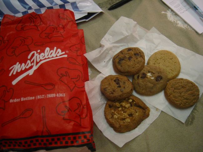 セントラル駅の改札を出るとMrs.Fieldsというクッキー中心の焼き菓子屋さんがあります。夜遅くに行けばほぼ半額で買えるそうです。