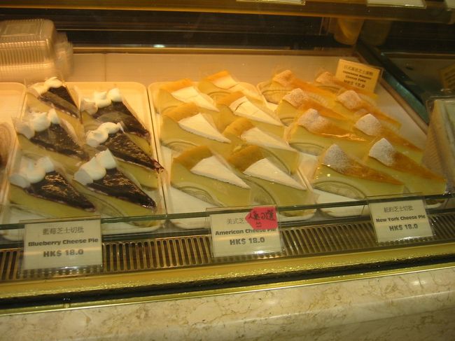 「伊藤家の焼きたて」のケーキ達。<br />左からBlueberry cheese pie , American cheese pie , New york cheese pie　全てHKD18です。pieといってもpieではなくケーキです。