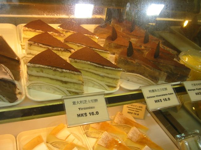 同じく「伊藤家の焼きたて」のケーキ達。<br />左はティラミス、右はガトーショコラ、どちらもHKD16。