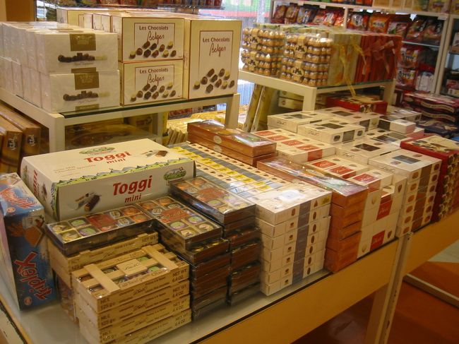 チョコ好きにはたまらないコーナー。ヨーロッパの珍しいチョコ達。