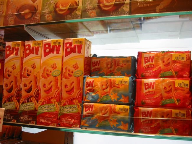 これもオーガニック食材と同じお店。引きつった笑顔のお菓子。