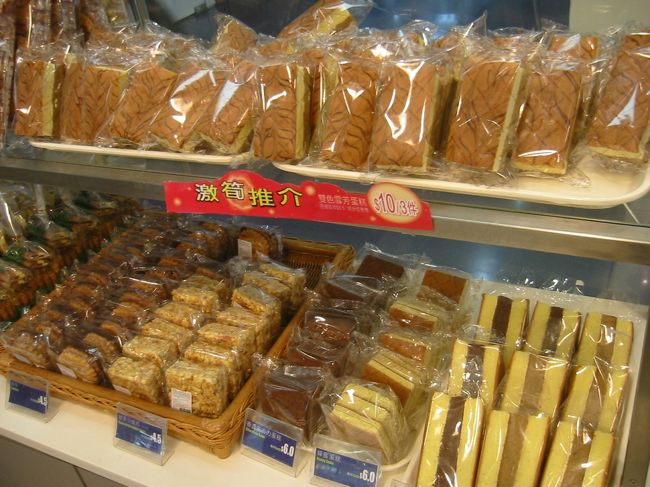 オーガニック食材のお店の近くにあったお菓子屋さん。小麦粉系のお菓子が大好きな私にはたまりません。上段のスポンジケーキは3個でHKD10です。