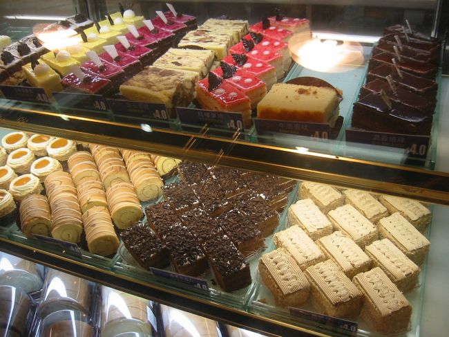 このお店は香港中によく見かけるチェーン店なので地元の人達がいっぱい買っていました。結構美味しそうなのに1個HKD4とかなりお安い。最近香港のケーキはレベル高くなってきていると思います。