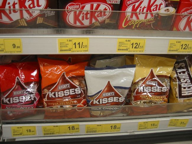ハーシーズのキスチョコ。日本では結構高いですよね。香港では安いです！一袋HKD18.5　珍しくストロベリー味もありました。WELLCOMEやPARK'Nなどで売られています。この画像はPARK'Nです。