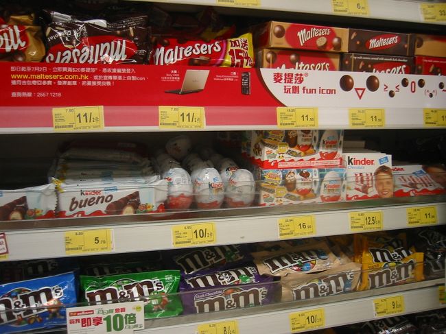 PARK'Nにて。kinderのチョコが私は大好きで興奮してしまいます。パッケージも可愛いし、ミルク味が強い気がしてソフトで甘すぎず美味しい。コストパフォーマンス良いです。